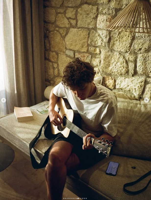 Capture decran 2025 08 24 163759 Charlotte Cardin en tenue d’Ève surprend tout le monde avec son talent caché