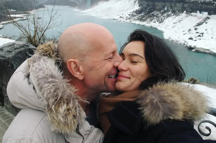 La femme de Bruce Willis brise le silence sur sa santé : « J’aimerais juste pouvoir lui parler… » 1 La femme de Bruce Willis brise le silence sur sa santé : « J’aimerais juste pouvoir lui parler… » Capture decran 2025 08 27 114046 La femme de Bruce Willis brise le silence sur sa santé : « J’aimerais juste pouvoir lui parler… »