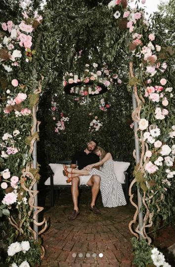 Capture decran 2025 08 28 103151 Taylor Swift dit OUI ! Les photos de ses fiançailles avec Travis Kelce font fondre Internet