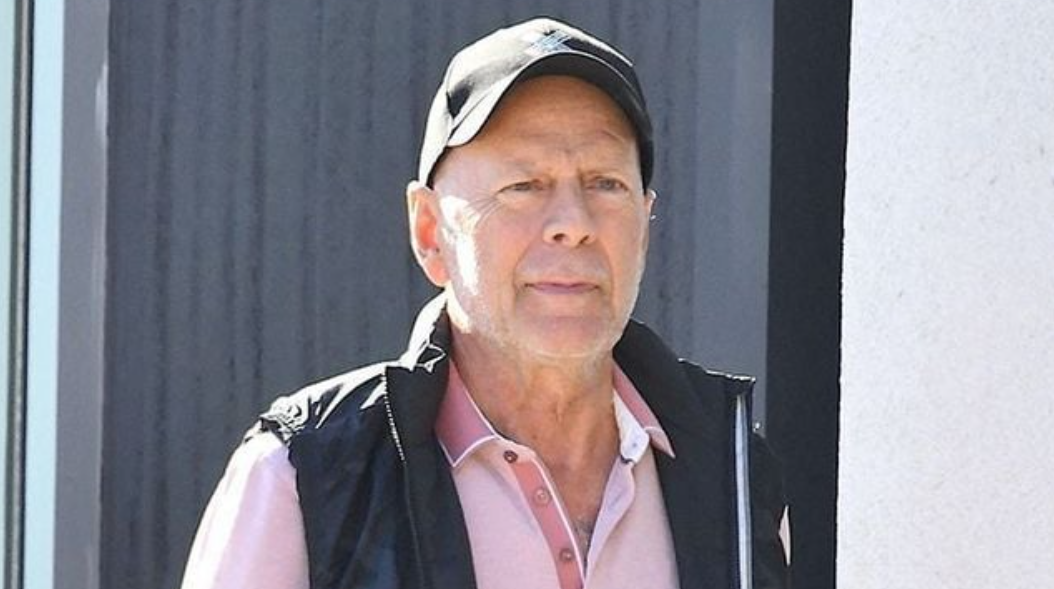 Bruce Willis perd progressivement l’usage de la parole : son épouse Emma Heming donne de tristes nouvelles 1 Bruce Willis perd progressivement l’usage de la parole : son épouse Emma Heming donne de tristes nouvelles Capture decran 2025 08 29 072349 Bruce Willis perd progressivement l’usage de la parole : son épouse Emma Heming donne de tristes nouvelles