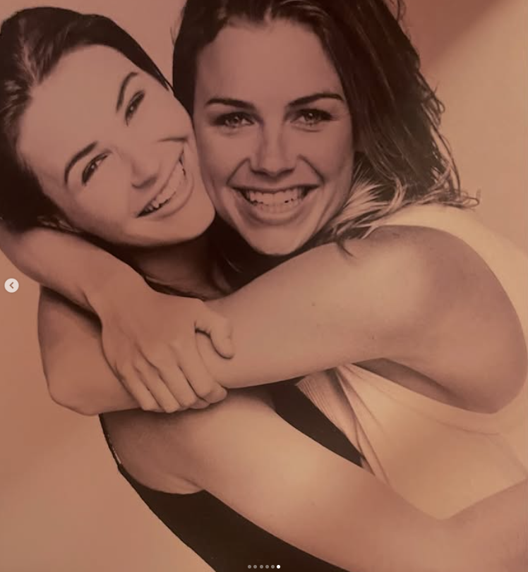 Capture decran 2025 08 30 205211 Caroline Néron a dévoilé de rares photos avec sa sœur, et la ressemblance est frappante !