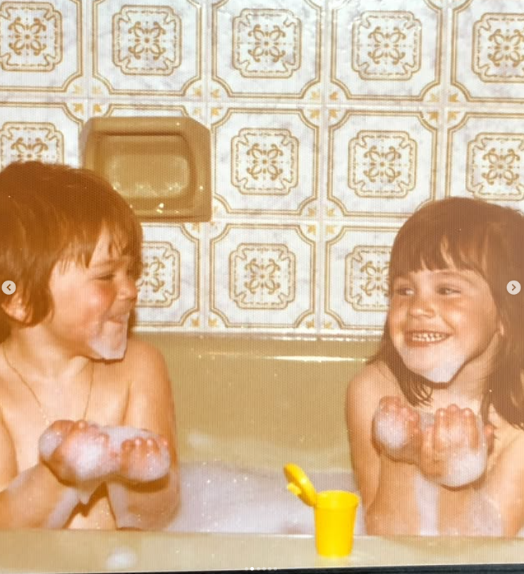 Capture decran 2025 08 30 205221 Caroline Néron a dévoilé de rares photos avec sa sœur, et la ressemblance est frappante !