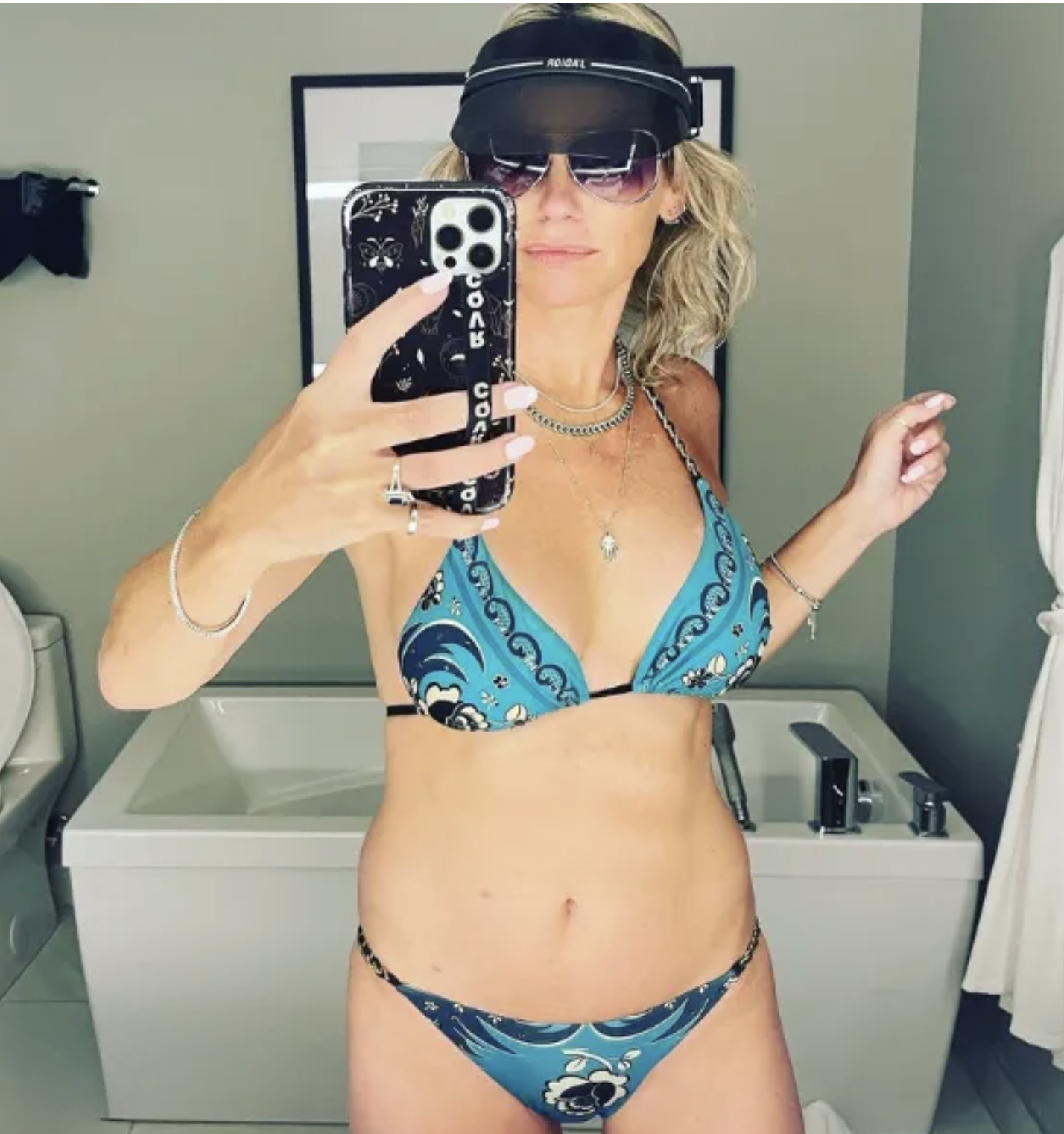 Capture decran le 2025 08 20 a 09.45.41 Découvrez Caroline Néron de STAT dans 10 magnifiques photos en bikini