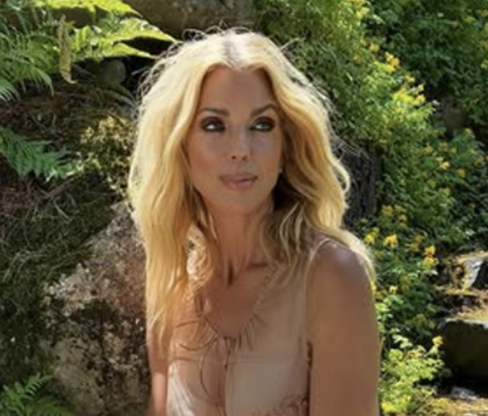 Capture decran le 2025 08 25 a 16.37.24 e1756154366782 À 52 ans, Jacynthe René rayonne et admet avoir « un petit côté quétaine » [VIDÉO]