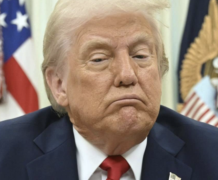 Des images récentes de la main de Donald Trump suscitent de vives réactions 1 Des images récentes de la main de Donald Trump suscitent de vives réactions Capture decran le 2025 08 26 a 09.39.08 Des images récentes de la main de Donald Trump suscitent de vives réactions