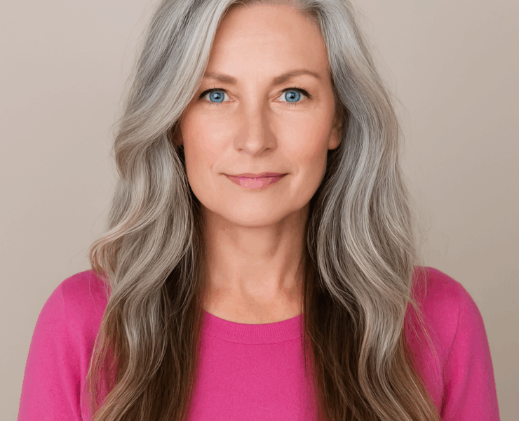 femmerr Cheveux longs après 50 ans : pourquoi tant de femmes refusent désormais la coupe courte ?