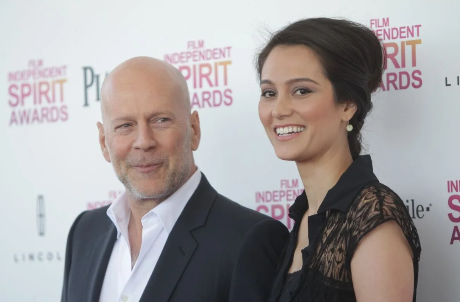 Bruce Willis placé en maison médicalisée : sa femme brise le silence face aux critiques 1 Bruce Willis placé en maison médicalisée : sa femme brise le silence face aux critiques Capture decran 2025 09 01 053642 Bruce Willis placé en maison médicalisée : sa femme brise le silence face aux critiques