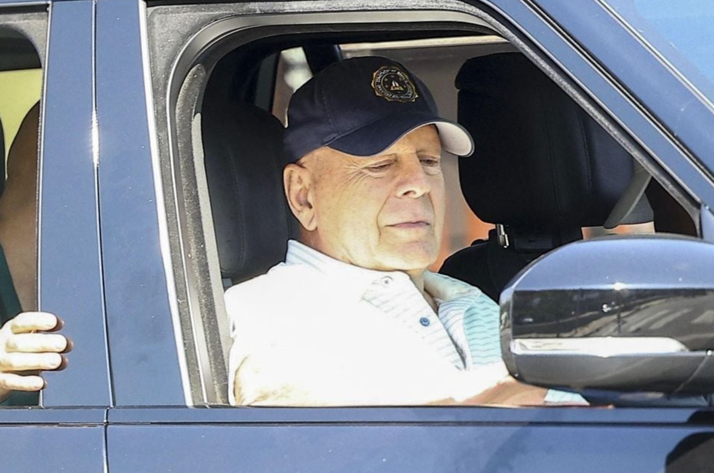 Bruce Willis placé en maison médicalisée : sa femme brise le silence face aux critiques 2 Bruce Willis placé en maison médicalisée : sa femme brise le silence face aux critiques Capture decran 2025 09 01 053649 Bruce Willis placé en maison médicalisée : sa femme brise le silence face aux critiques