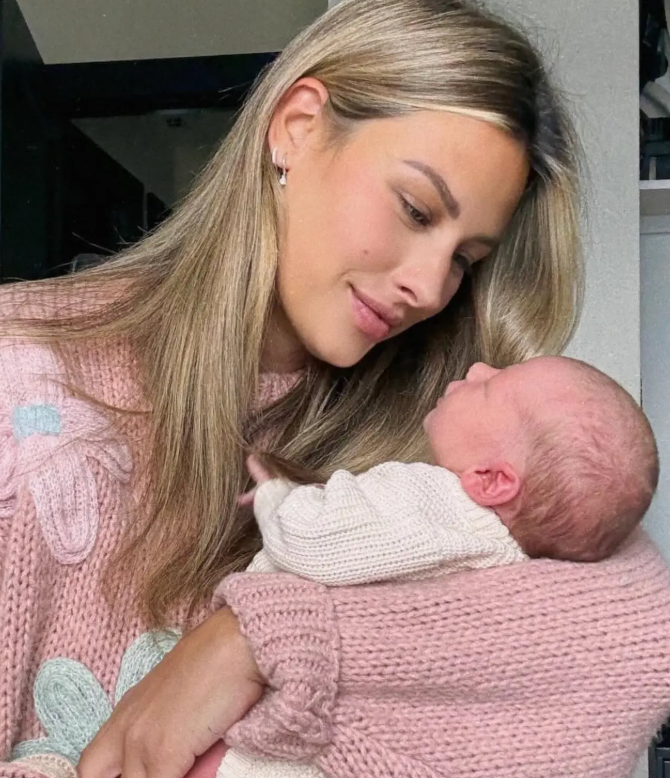 L’ancienne amoureuse de Mathieu Baron pose avec sa maman : la ressemblance est frappante! 3 L’ancienne amoureuse de Mathieu Baron pose avec sa maman : la ressemblance est frappante! Capture decran 2025 09 02 072550 L’ancienne amoureuse de Mathieu Baron pose avec sa maman : la ressemblance est frappante!