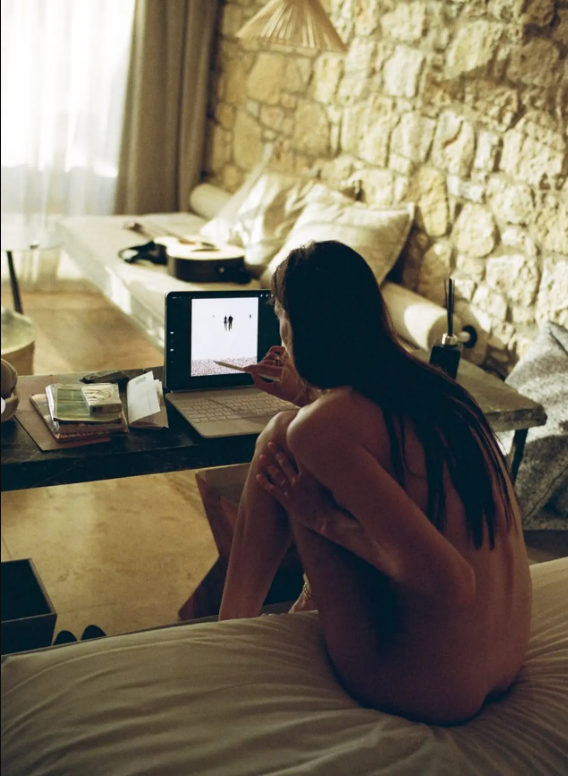 Charlotte Cardin se dévoile en toute liberté : peinture, amour et nudité poétique 2 Charlotte Cardin se dévoile en toute liberté : peinture, amour et nudité poétique Capture decran 2025 09 02 073349 1 Charlotte Cardin se dévoile en toute liberté : peinture, amour et nudité poétique