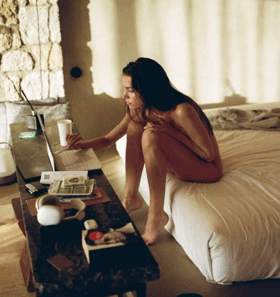 Capture decran 2025 09 02 073354 1 Charlotte Cardin se dévoile en toute liberté : peinture, amour et nudité poétique