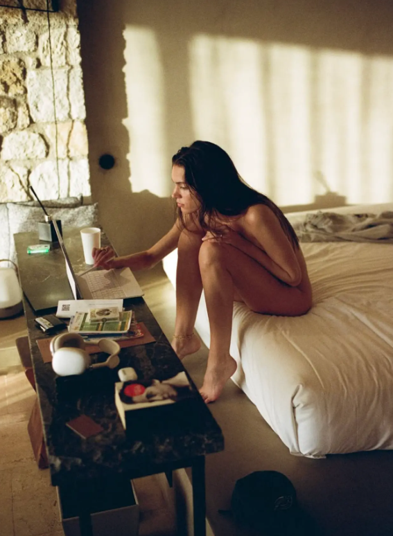 Charlotte Cardin se dévoile en toute liberté : peinture, amour et nudité poétique 3 Charlotte Cardin se dévoile en toute liberté : peinture, amour et nudité poétique Capture decran 2025 09 02 073354 Charlotte Cardin se dévoile en toute liberté : peinture, amour et nudité poétique