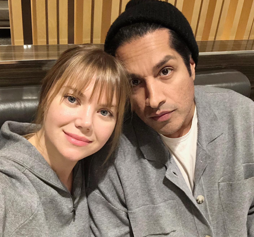 Sugar Sammy partage une rare photo avec sa conjointe sur le plateau de tournage : « Bring your wife to work day » 3 Sugar Sammy partage une rare photo avec sa conjointe sur le plateau de tournage : « Bring your wife to work day » Capture decran 2025 09 02 073949 Sugar Sammy partage une rare photo avec sa conjointe sur le plateau de tournage : « Bring your wife to work day »