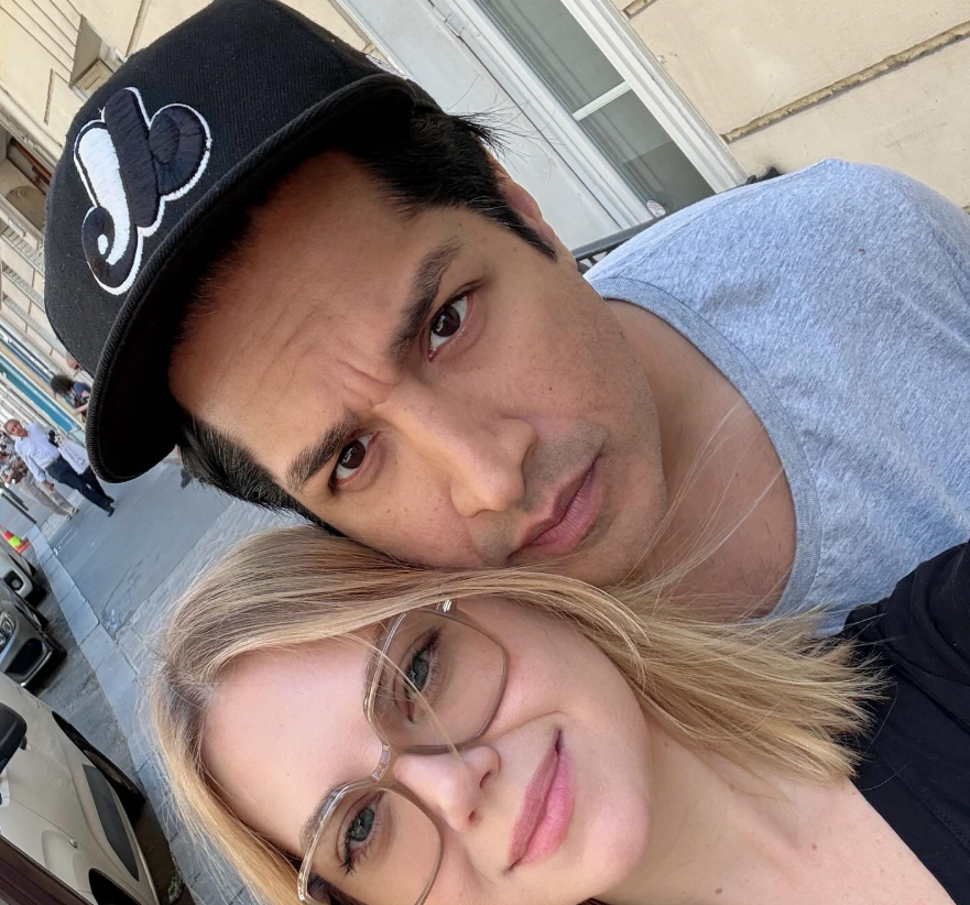 Sugar Sammy partage une rare photo avec sa conjointe sur le plateau de tournage : « Bring your wife to work day » 2 Sugar Sammy partage une rare photo avec sa conjointe sur le plateau de tournage : « Bring your wife to work day » Capture decran 2025 09 02 073955 Sugar Sammy partage une rare photo avec sa conjointe sur le plateau de tournage : « Bring your wife to work day »