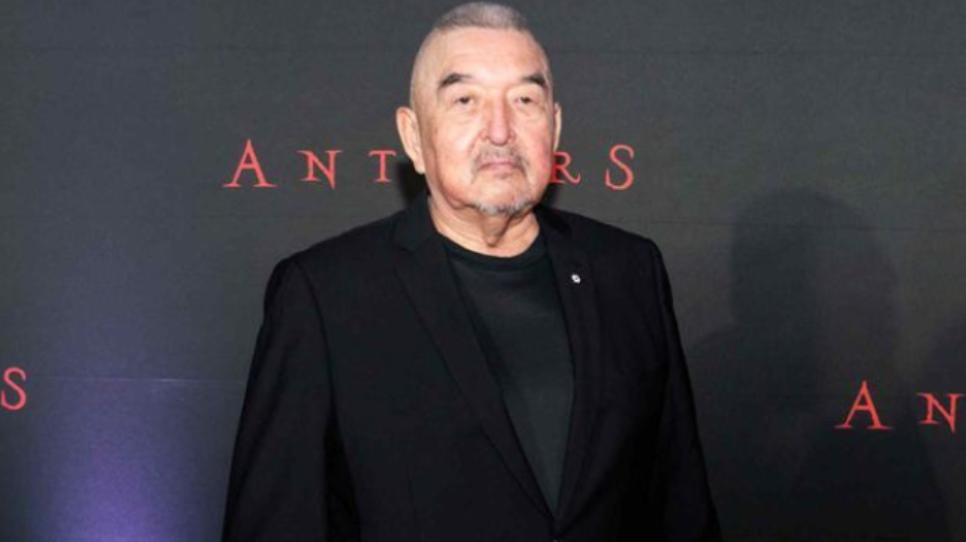 Graham Greene, l’inoubliable acteur de Danse avec les loups et La Ligne verte, s’éteint à 73 ans 1 Graham Greene, l’inoubliable acteur de Danse avec les loups et La Ligne verte, s’éteint à 73 ans Capture decran 2025 09 03 044341 Graham Greene, l’inoubliable acteur de Danse avec les loups et La Ligne verte, s’éteint à 73 ans