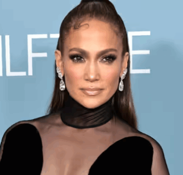 Capture decran 2025 09 11 052204 « Trop vieille pour porter ça ? » Jennifer Lopez (55 ans) ose la transparence et divise la toile