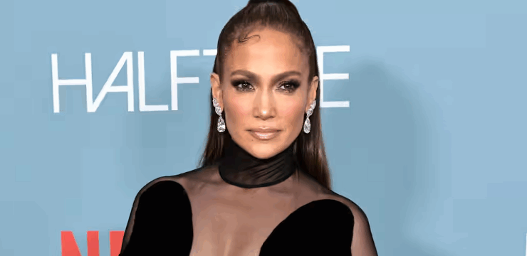 Capture decran 2025 09 11 052204 « Trop vieille pour porter ça ? » Jennifer Lopez (55 ans) ose la transparence et divise la toile