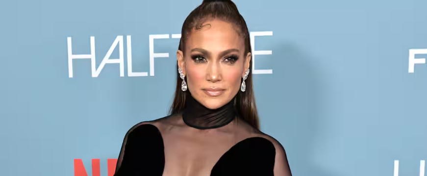 « Trop vieille pour porter ça ? » Jennifer Lopez (55 ans) ose la transparence et divise la toile 1 « Trop vieille pour porter ça ? » Jennifer Lopez (55 ans) ose la transparence et divise la toile Capture decran 2025 09 11 052204 « Trop vieille pour porter ça ? » Jennifer Lopez (55 ans) ose la transparence et divise la toile