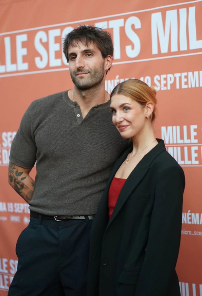 Capture decran 2025 09 19 052234 Sophie Nélisse rayonne sur le tapis rouge en charmante compagnie ✨