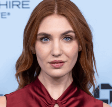 Capture decran 2025 09 19 052355 Sophie Nélisse rayonne sur le tapis rouge en charmante compagnie ✨