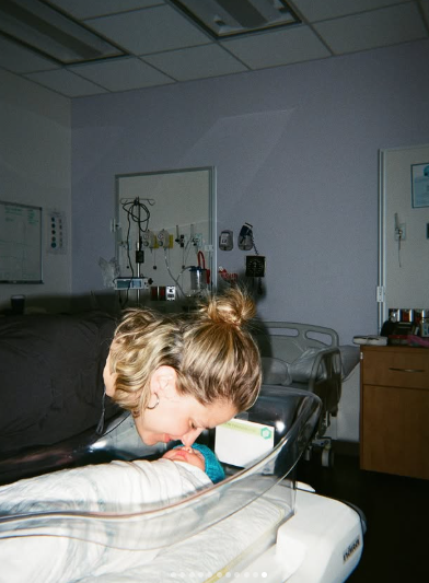 Sarah-Jeanne Labrosse partage un moment rempli d’amour avec son nouveau bébé 3 Sarah-Jeanne Labrosse partage un moment rempli d’amour avec son nouveau bébé Capture decran 2025 09 26 123409 Sarah-Jeanne Labrosse partage un moment rempli d’amour avec son nouveau bébé