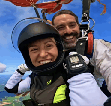 Capture decran le 2025 09 02 a 09.17.24 Guillaume Lemay-Thivierge et Émily Bégin partagent un saut en parachute spectaculaire [vidéo]