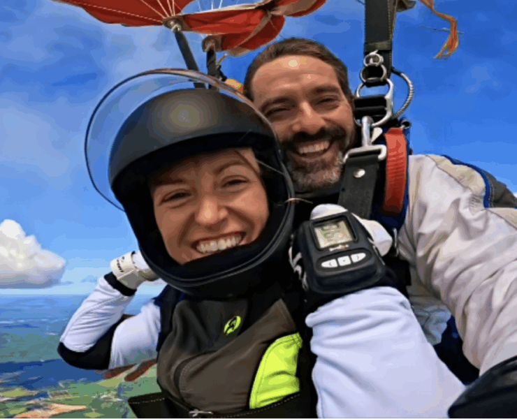 Capture decran le 2025 09 02 a 09.17.24 Guillaume Lemay-Thivierge et Émily Bégin partagent un saut en parachute spectaculaire [vidéo]