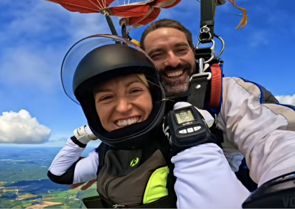 Capture decran le 2025 09 02 a 09.17.24 Guillaume Lemay-Thivierge et Émily Bégin partagent un saut en parachute spectaculaire [vidéo]