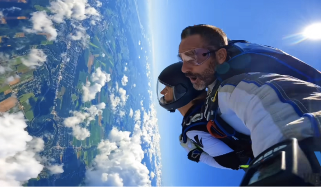 Capture decran le 2025 09 02 a 09.44.35 Guillaume Lemay-Thivierge et Émily Bégin partagent un saut en parachute spectaculaire [vidéo]