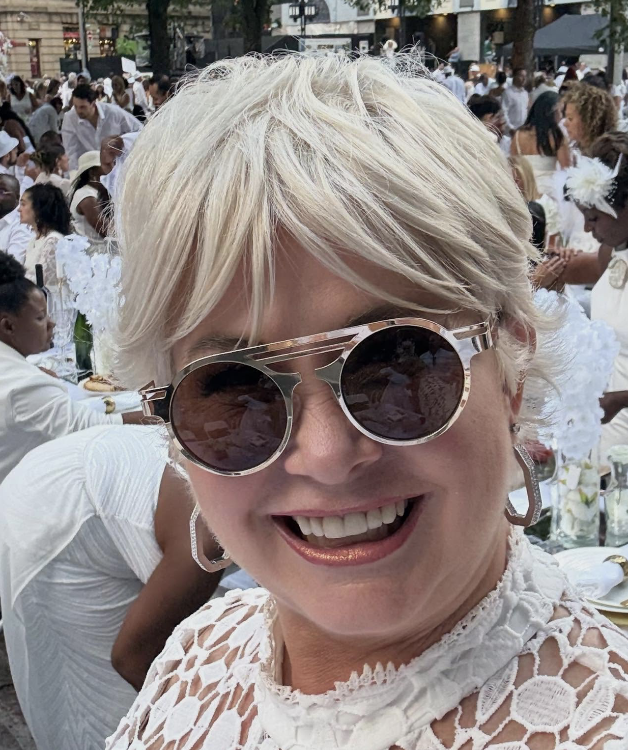 La robe de Nathalie Simard attire tous les regards au Dîner en blanc 1 La robe de Nathalie Simard attire tous les regards au Dîner en blanc Capture decran le 2025 09 08 a 08.53.03 e1757336049867 La robe de Nathalie Simard attire tous les regards au Dîner en blanc