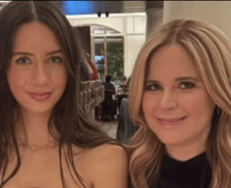 Capture decran le 2025 09 09 a 09.23.59 Julie Snyder fait sensation en robe courte aux côtés de sa fille Romy