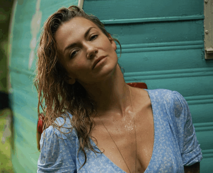 Capture decran le 2025 09 15 a 12.11.08 Isabelle Desjardins fait sensation en bikini rouge alors que le froid s’installe