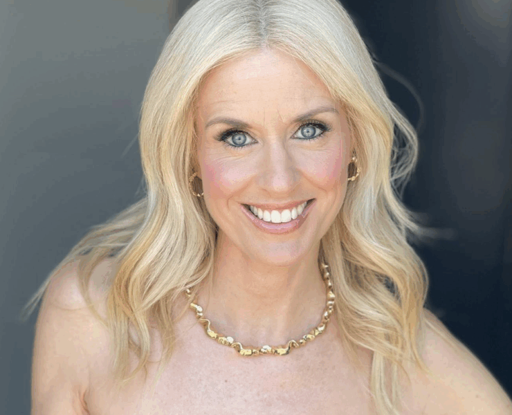 Capture decran le 2025 09 30 a 08.52.41 e1759236807999 Anouk Meunier fait tourner les têtes avec un look osé en jupe courte