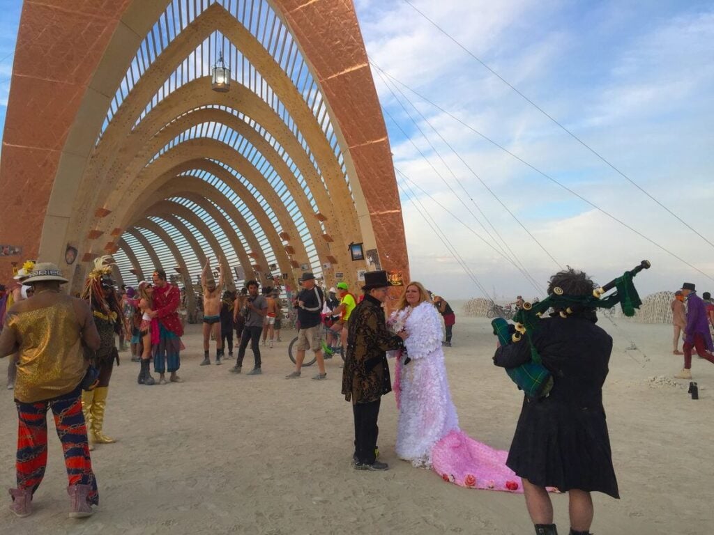 Les mariées les plus insolites de l’histoire : quand l’originalité s’invite au mariage 2 Les mariées les plus insolites de l’histoire : quand l’originalité s’invite au mariage mariage burning man Les mariées les plus insolites de l’histoire : quand l’originalité s’invite au mariage