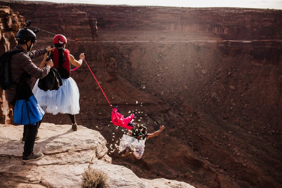 Les mariées les plus insolites de l’histoire : quand l’originalité s’invite au mariage 8 Les mariées les plus insolites de l’histoire : quand l’originalité s’invite au mariage mariage canyon saut Les mariées les plus insolites de l’histoire : quand l’originalité s’invite au mariage
