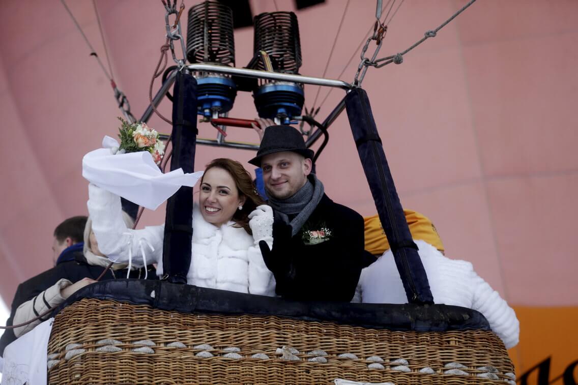 Les mariées les plus insolites de l’histoire : quand l’originalité s’invite au mariage 7 Les mariées les plus insolites de l’histoire : quand l’originalité s’invite au mariage mariage mongolfiere Les mariées les plus insolites de l’histoire : quand l’originalité s’invite au mariage