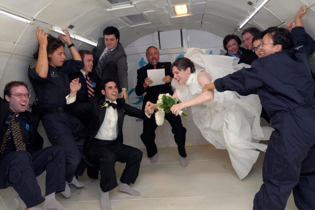 Les mariées les plus insolites de l’histoire : quand l’originalité s’invite au mariage 3 Les mariées les plus insolites de l’histoire : quand l’originalité s’invite au mariage mariage sans gravite Les mariées les plus insolites de l’histoire : quand l’originalité s’invite au mariage