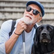 Il faisait semblant d’être aveugle depuis 53 ans... et touche 1 million d’euros ! 13 Il faisait semblant d’être aveugle depuis 53 ans... et touche 1 million d’euros ! CHIEN e1760757200235 Il faisait semblant d’être aveugle depuis 53 ans... et touche 1 million d’euros !