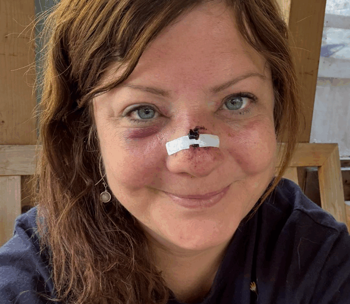 Capture decran 2025 10 04 123426 Marie-Annick Lépine transportée par une ambulancière après un incident