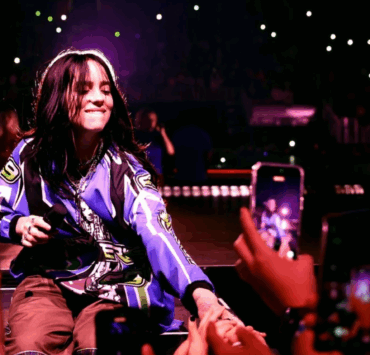 Capture decran 2025 10 11 152441 Vidéo choc : Billie Eilish se fait sauvagement agripper par un fan en plein concert
