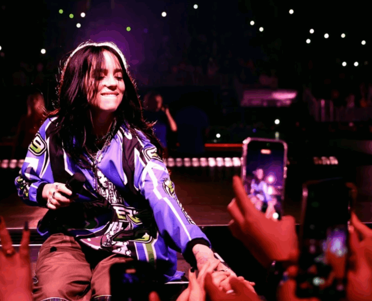 Capture decran 2025 10 11 152441 Vidéo choc : Billie Eilish se fait sauvagement agripper par un fan en plein concert