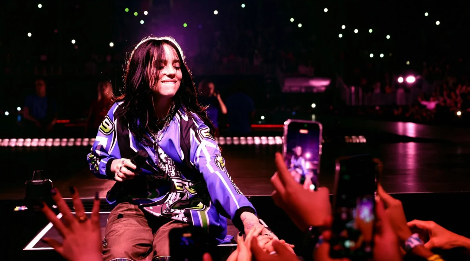 Vidéo choc : Billie Eilish se fait sauvagement agripper par un fan en plein concert 1 Vidéo choc : Billie Eilish se fait sauvagement agripper par un fan en plein concert Capture decran 2025 10 11 152441 Vidéo choc : Billie Eilish se fait sauvagement agripper par un fan en plein concert