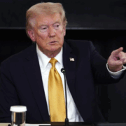 Capture decran 2025 10 26 140731 Donald Trump contre-attaque : il augmente de 10 % les tarifs douaniers envers le Canada après une publicité jugée frauduleuse