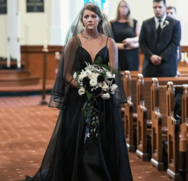 La robe de mariée de ma fille était toute noire… et ce qu’elle a révélé a glacé tout le monde 1 La robe de mariée de ma fille était toute noire… et ce qu’elle a révélé a glacé tout le monde Capture decran 2025 10 30 054622 La robe de mariée de ma fille était toute noire… et ce qu’elle a révélé a glacé tout le monde