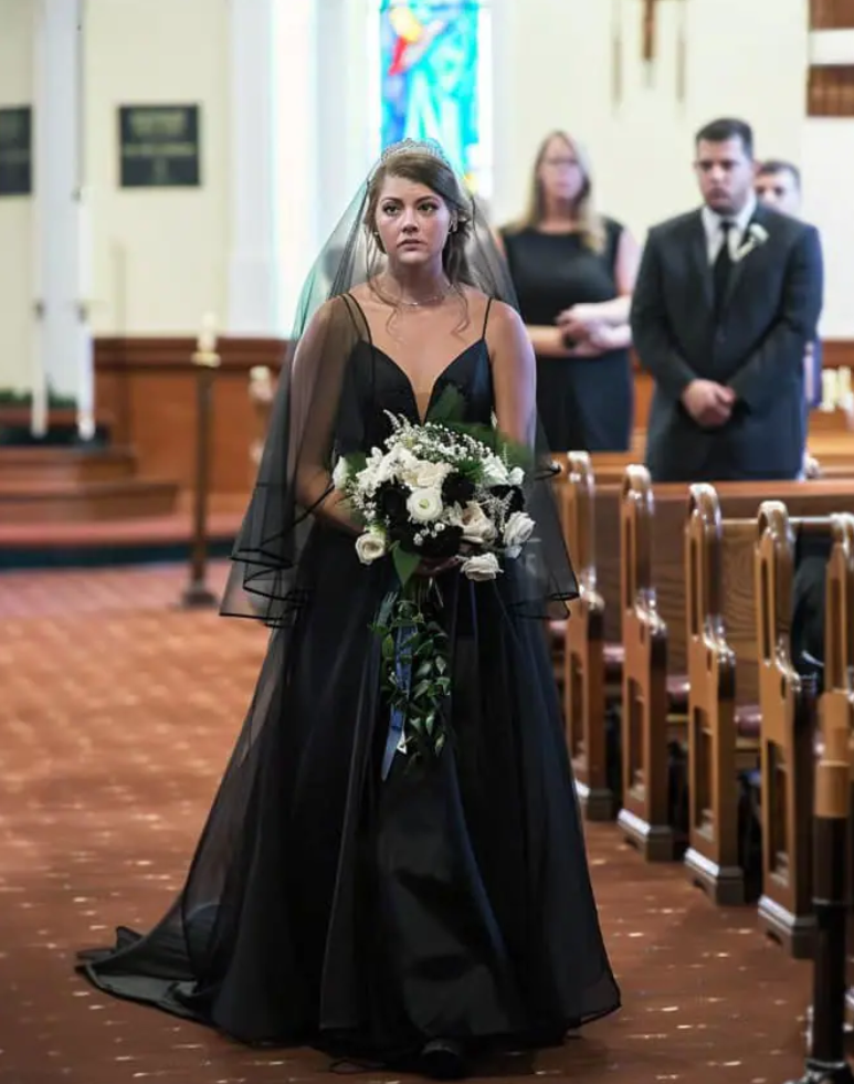 La robe de mariée de ma fille était toute noire… et ce qu’elle a révélé a glacé tout le monde 1 La robe de mariée de ma fille était toute noire… et ce qu’elle a révélé a glacé tout le monde Capture decran 2025 10 30 054622 La robe de mariée de ma fille était toute noire… et ce qu’elle a révélé a glacé tout le monde