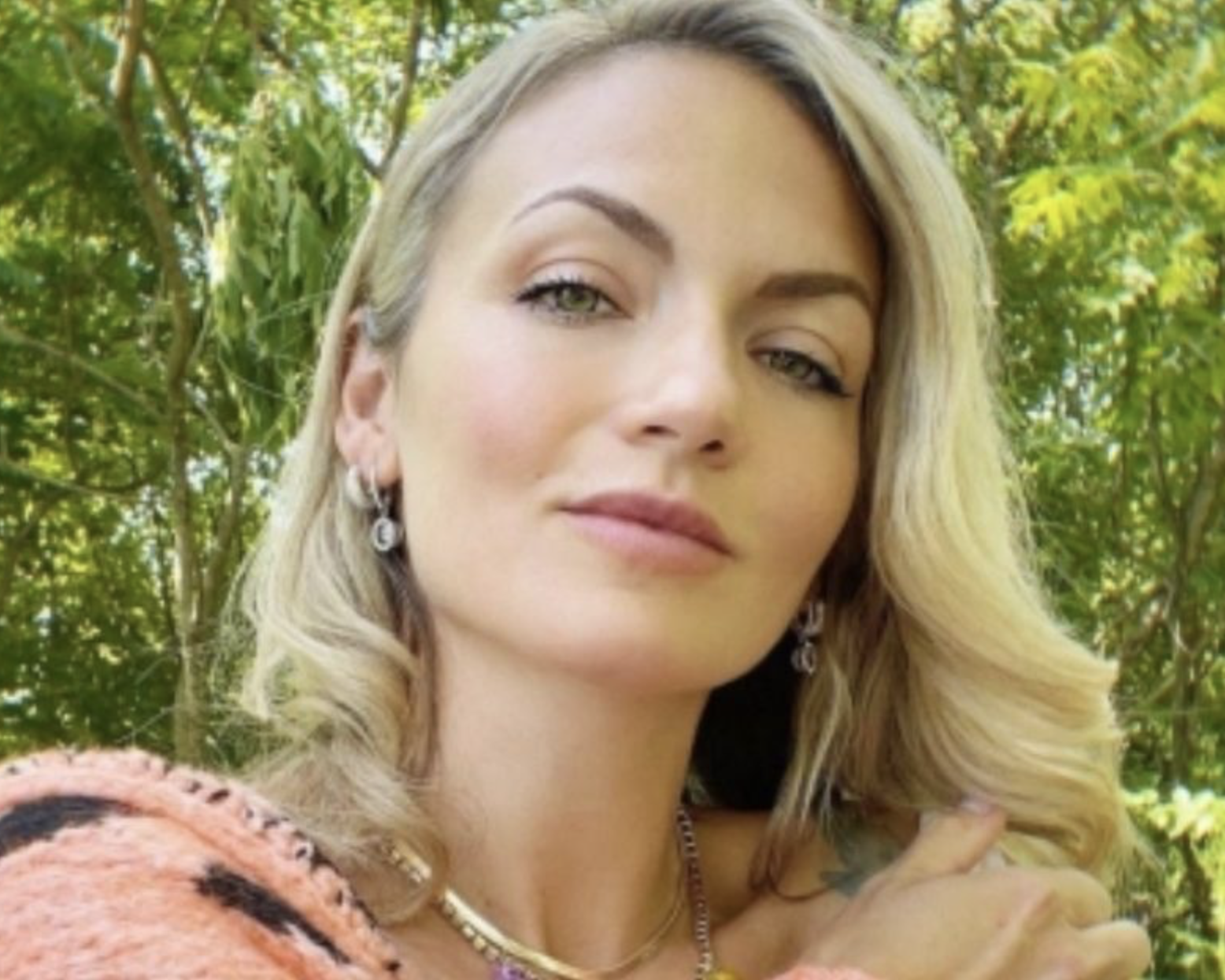 Capture decran le 2025 10 09 a 17.27.55 e1760045326730 Isabelle Desjardins enflamme la Toile avec des photos en sous-vêtements pour ses 41 ans