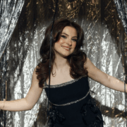 Capture decran le 2025 10 24 a 09.46.47 Mia Tinayre rayonne dans une robe élégante et fait beaucoup réagir