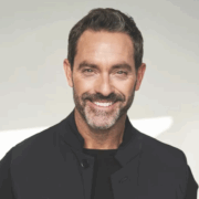 Capture decran le 2025 10 29 a 13.22.11 e1761758565755 Guillaume Lemay-Thivierge fait son retour public sur le tapis rouge de son amie connue