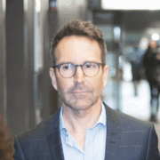 Capture decran le 2025 10 30 a 10.59.20 e1761836497812 Éric Salvail serait de retour en couple