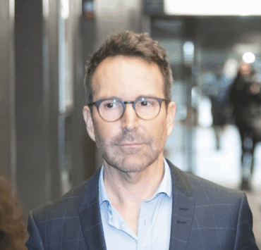 Capture decran le 2025 10 30 a 10.59.20 e1761836497812 Éric Salvail serait de retour en couple